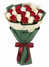 Букет Микс из красных и белых роз в Новосолдатке