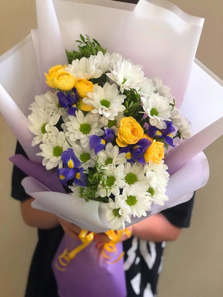 Букет цветов из: Ирисы, Хризантемы и Розы в Новосолдатке