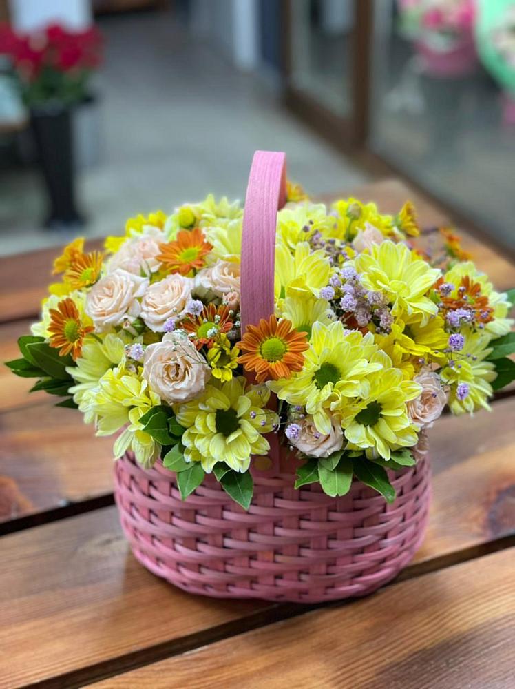 Цветочная композиция из Хризантемы и Розы в корзине в Новосолдатке