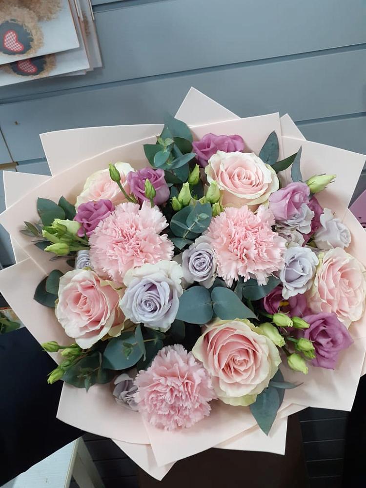 Букет цветов из: Розы, Гвоздики и Лизиантусы в Новосолдатке